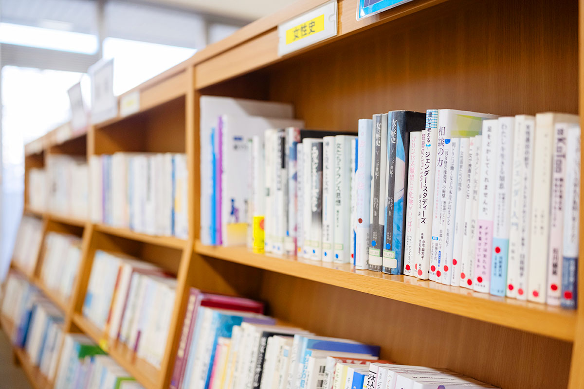 図書コーナー (2F)